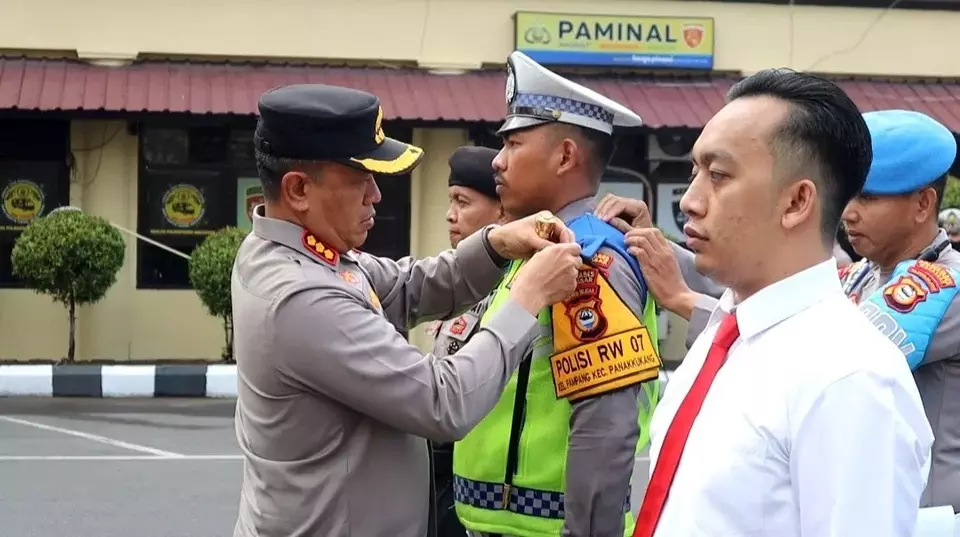 Sebanyak 908 anggota polisi jajaran Polrestabes Makassar, Sulawesi selatan, dikukuhkan menjadi Polisi RW di 15 Kecamatan dan 153 Kelurahan, Rabu, 31 Mei 2023.