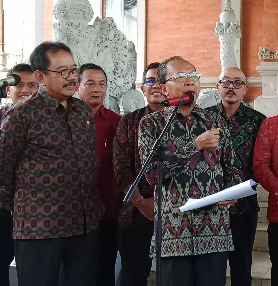 Gubernur Bali I Wayan Koster langsung memimpin rapat bersama bupati dan walikota se-Bali dalam penanganan wisatawan asing yang nakal di Bali.