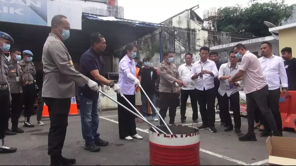 Kepolisian Resort Kota Besar Makassar bersama Kejari Makassar memusnahkan barang bukti narkotika jenis ganja sebanyak 2,8 kilogram, Rabu, 31 Mei 2023.