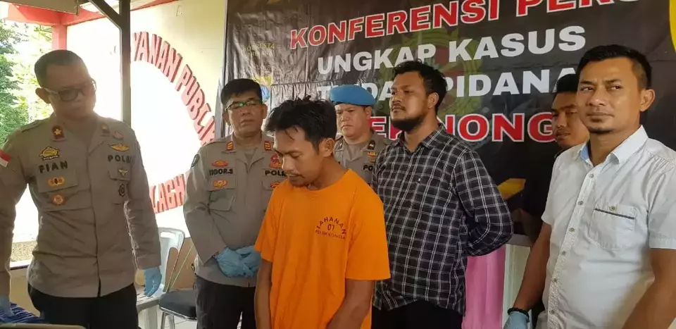Seorang ayah di Kota Batam, Kepulauan Riau tega memperkosa kedua anak tirinya sendiri yang masih berusia 14 tahun dan 16 tahun, Rabu, 31 Mei 2023.