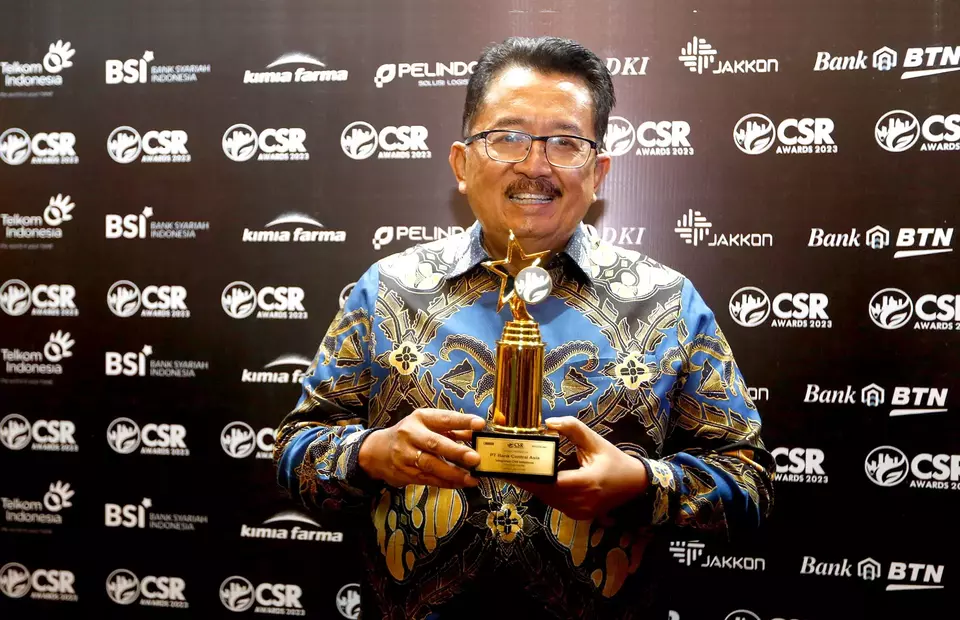 Direktur Bank Central Asia, Antonius Widodo seusai menerima penghargaan dalam acara CSR Awards 2023 B-Universe di Ballroom Hotel Mulia, Jakarta, Rabu, 31 Mei 2023.