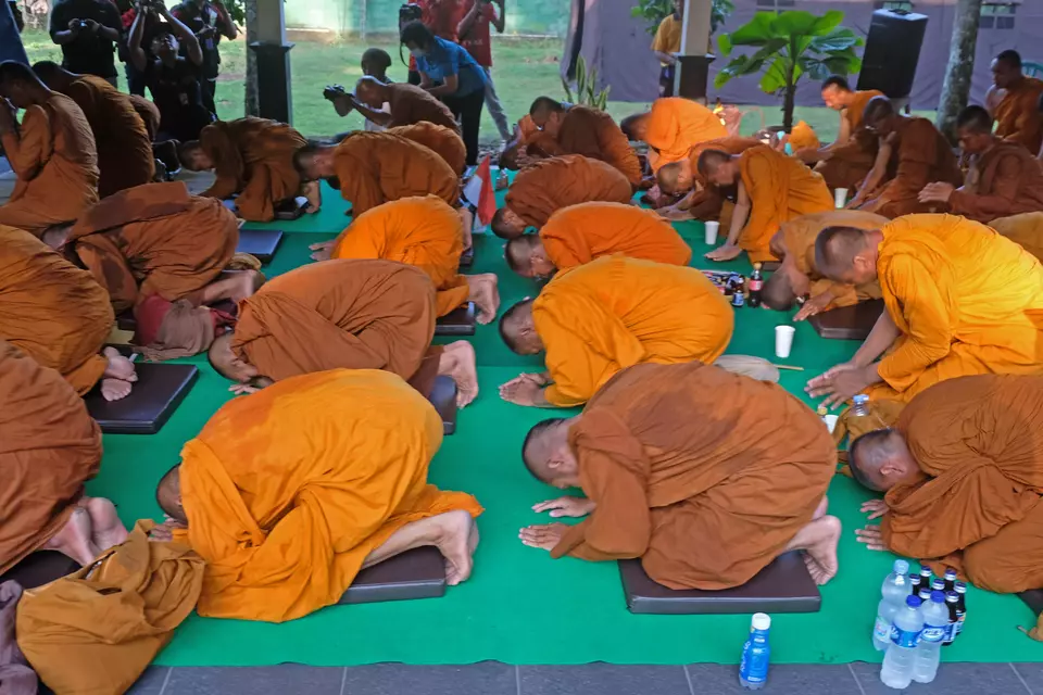 Biksu dari Thailand yang melakukan ritual thudong melakukan sujud saat tiba di tujuan terakhir di Catra Jinadhammo Borobudur, Magelang, Jawa Tengah, Rabu, 31 Mei 2023. 