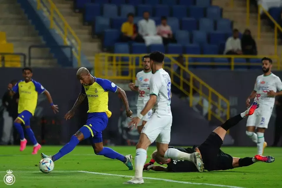 Pemain Al-Nassr, Anderson Talisca (kedua kiri) saat menjebol gawang Al-Fateh.
