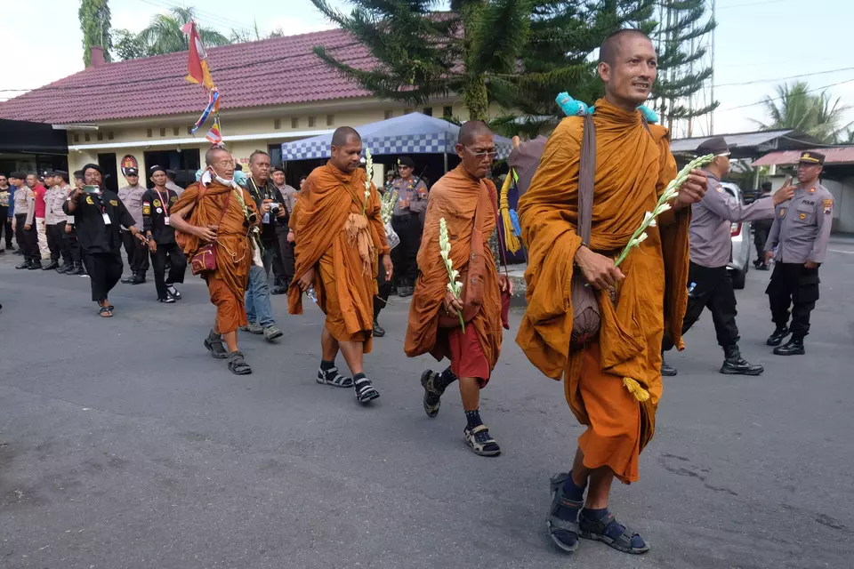 Biksu peserta ritual thudong berjalan kakiu memasuki Mapolresta Magelang untuk beristirahat pada rute terakhir Magelang-Borobudur, Rabu, 31 Mei 2023.  