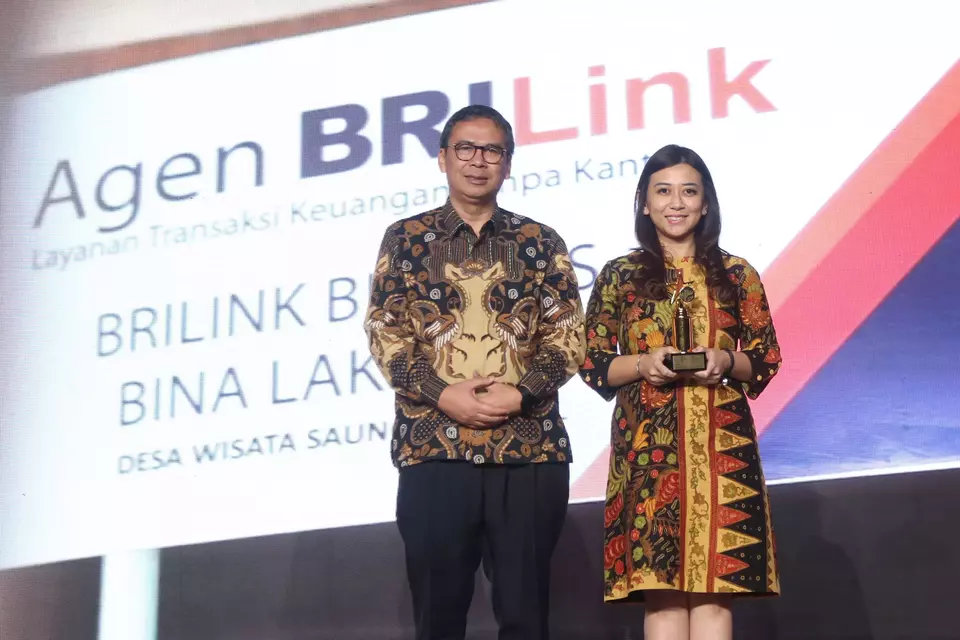 VP CSR Bank BRI Dinne Shovia (kanan) berama Deputi Bidang Koordinasi Peningkatan Kesejahteraan Sosial Kemenko PMK Nunung Nuryantono usai menerima CSR Awards 2023 kategori 