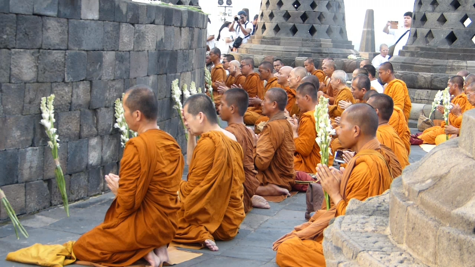 Biksu Jalan Kaki dari Thailand Lakukan Puja Bhakti di Candi Borobudur, Magelang.