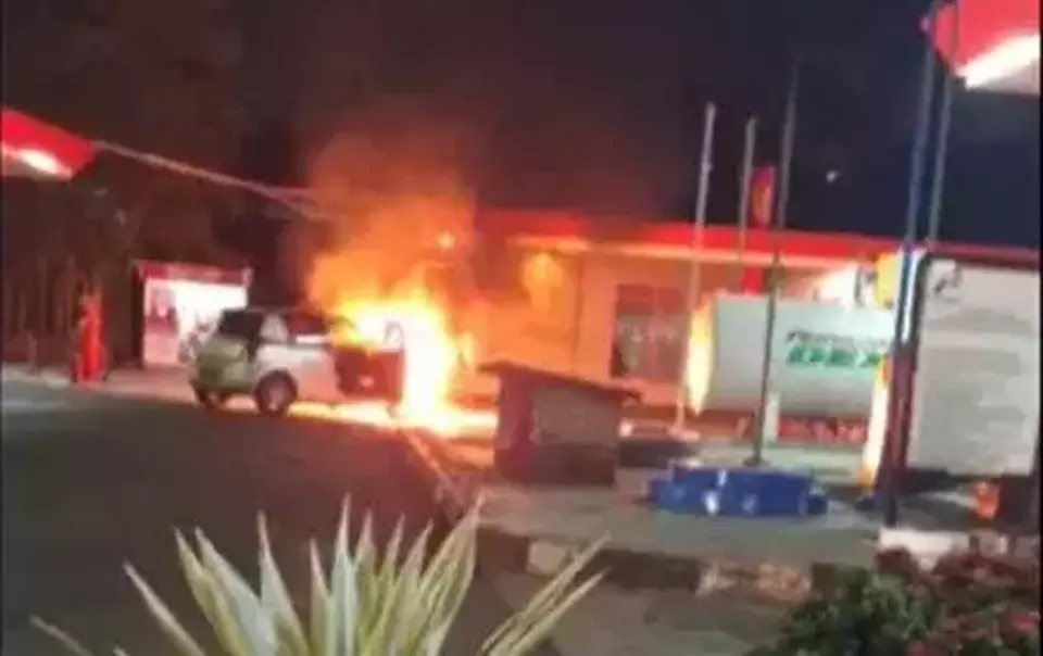 Dalam video amatir warga memperlihatkan sebuah mobil city car terbakar di SPBU Jalan AH Nasution, Kecamatan Mangkubumi, Kota Tasikmalaya, Kamis, 1 Juni 2023.