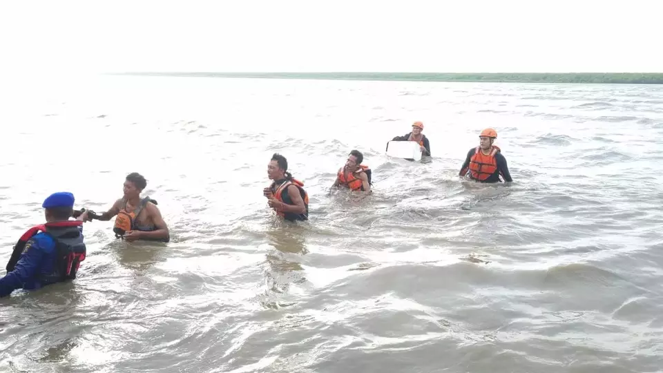 Kapal pencari ikan mengalami kebocoran dan nyaris tenggelam di perairan Kecamatan Batu Ampar, Kabupaten Kubu Raya, Kalimantan Barat, Rabu, 31 Mei 2023.