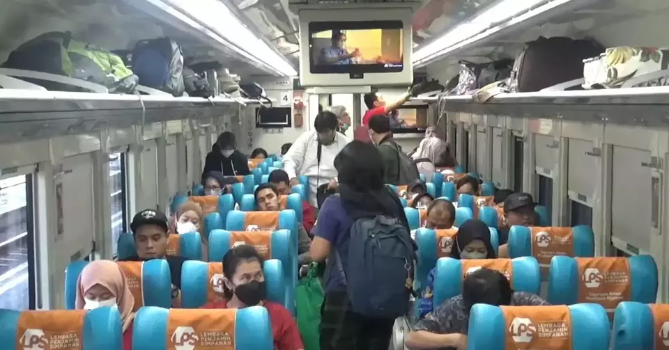 Suasana penumpang naik kereta api baru Argo Semeru di Stasiun Gubeng Surabaya, Jumat, 2 Juni 2023.