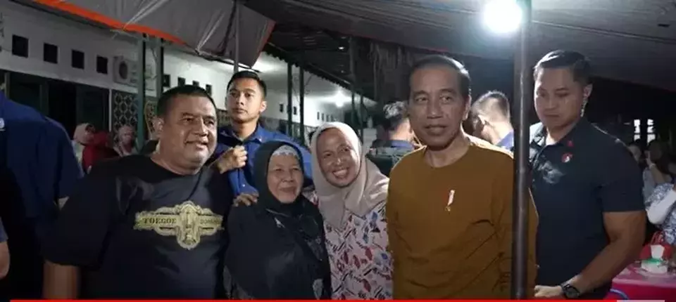 Presiden RI Joko Widodo menghabiskan malam liburan cuti bersama dengan menikmati bakmi legendaris di Warung Bakmi Jawa Pak Pele di Alun-alun Utara Yogyakarta, Kamis, 1 Juni 2023.