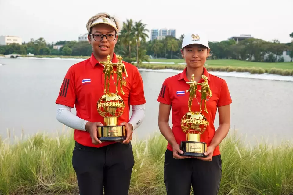 Dua pegolf Thailand, Parin Sarasmut (kiri) dan Suvichaya Vinijchaitam (kanan), berpose dengan trofi setelah menjuarai ajang Mandiri Ciputra golfpreneur Junior World Championship 2023 di Lapangan Damai Indah Golf PIK Course, Jakarta, Kamis 1 Juni 2023.