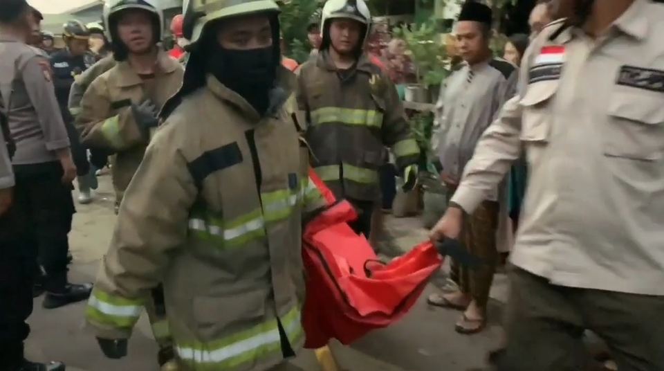 Petugas mengevakuasi seorang anak perempuan yang meninggal dunia akibat kebakaran yang menghanguskan delapan rumah di Jalan Swadaya RT 05/RW 05, Kelurahan Jatinegara, Kecamatan Cakung, Jakarta Timur, Jumat, 2 Juni 2023.