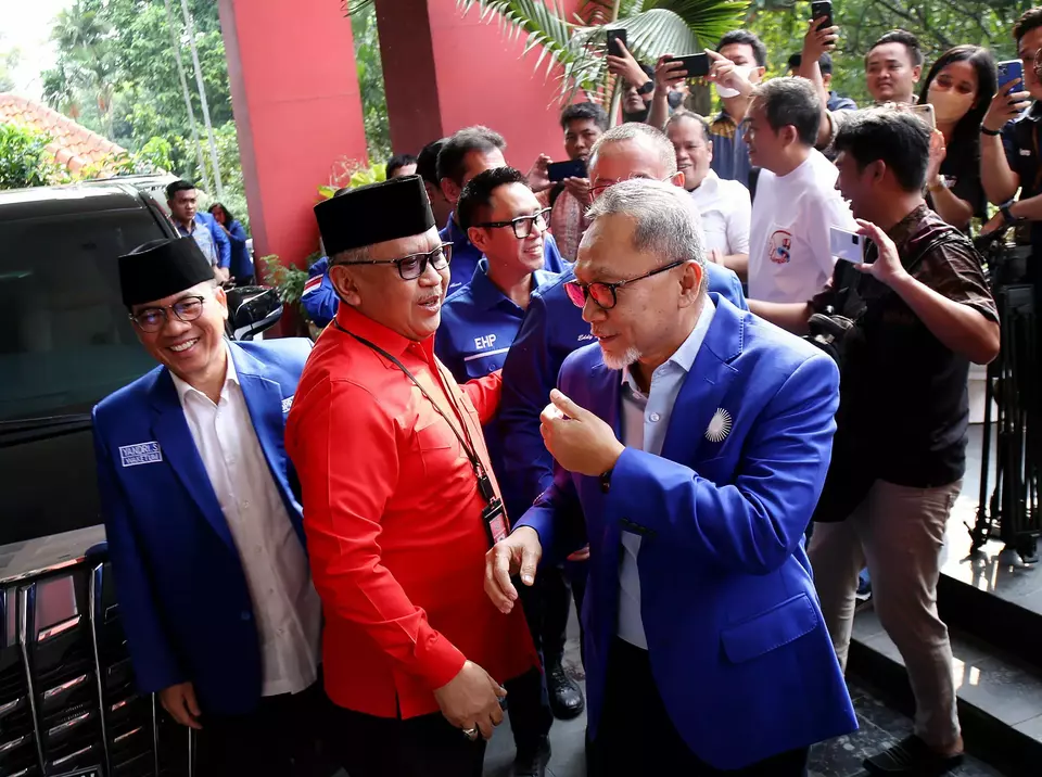 Sekjen PDI Perjuangan Hasto Kristiyanto (tengah), menyambut kedatangan Ketua umum PAN Zulkifli Hasan (kanan) beserta jajaran pengurus PAN di kantor DPP PDI Perjuangan, Jakarta, Jumat 2 Juni 2023.