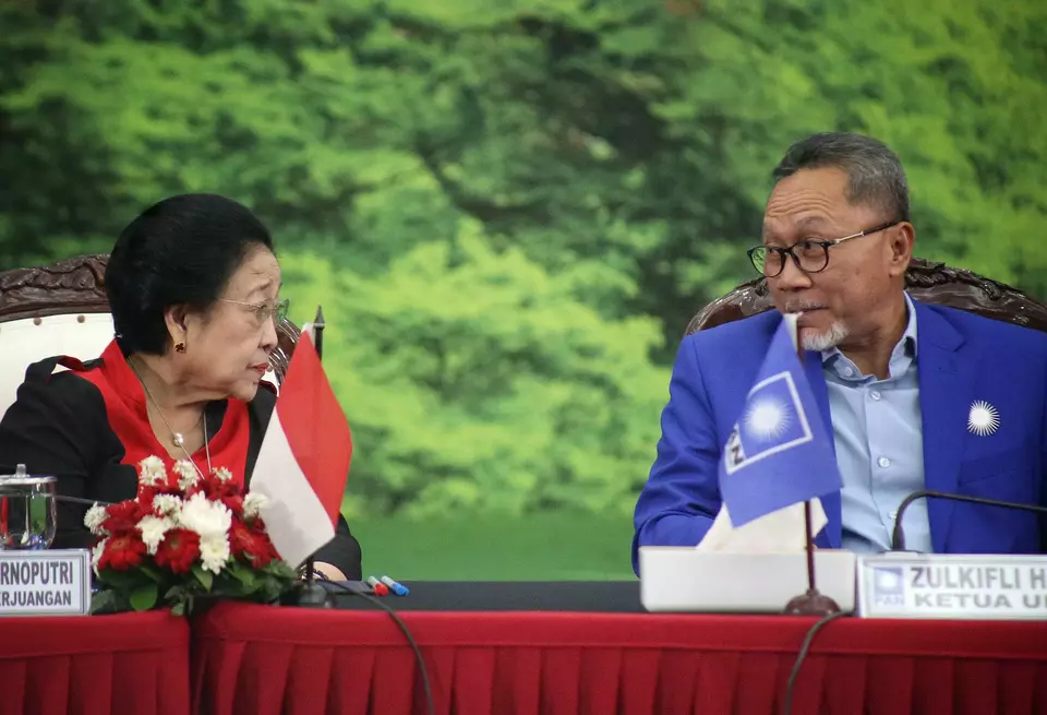 Ketua Umum PDI Perjuangan Megawati Soekarnoputri (kiri), bersama Ketua Umum Partai Amanat Nasional (PAN), Zulkifli Hasan berbincang dalam pertemuan perdana antara kedua partai di kantor DPP PDI Perjuangan, jakarta, Jumat 2 Juni 2023.