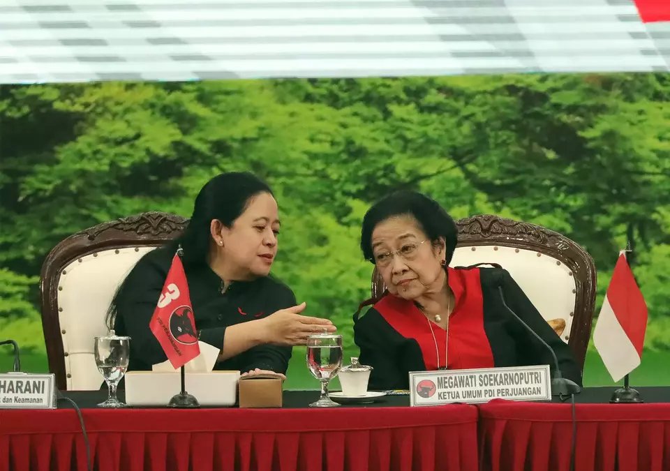 Ketua Umum PDI Perjuangan Megawati Soekarnoputri (kanan), bersama Ketua DPP PDIP Puan Maharani di kantor DPP PDI Perjuangan, Jakarta, Jumat 2 Juni 2023.