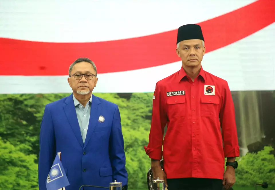 Ketum PAN Zulkifli Hasan (kiri) bersama bakal calon presiden dari PDI Perjuangan Ganjar Pranowo dalam pertemuan perdana antara kedua partai di kantor DPP PDI Perjuangan, jakarta, Jumat 2 Juni 2023. 