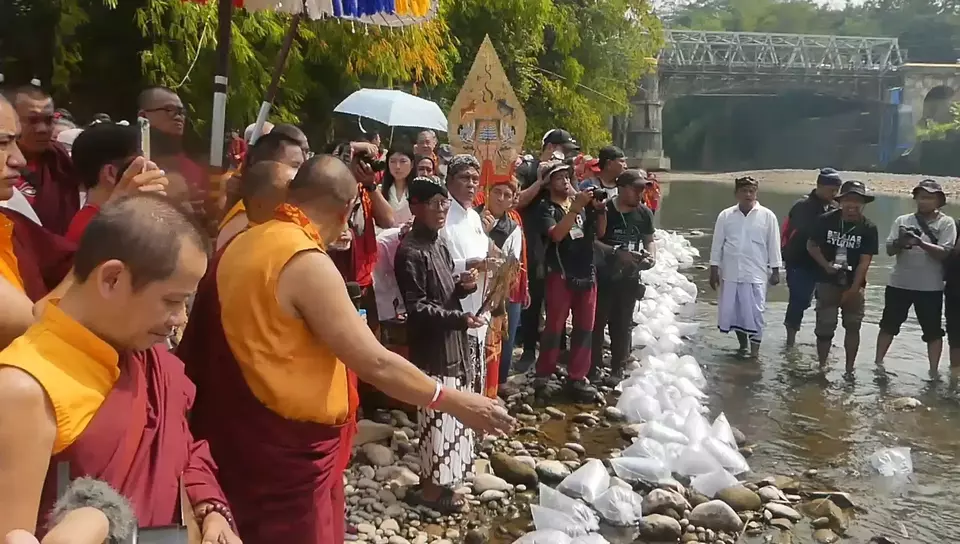 Ratusan umat Buddha yang tergabung dalam Majelis Umat Nyingma Indonesia (MUNI) menggelar upacara ritual pelepasan ikan di Sungai Progo, di Kabupaten Magelang, Jawa Tengah, Jumat 2 Juni 2023.