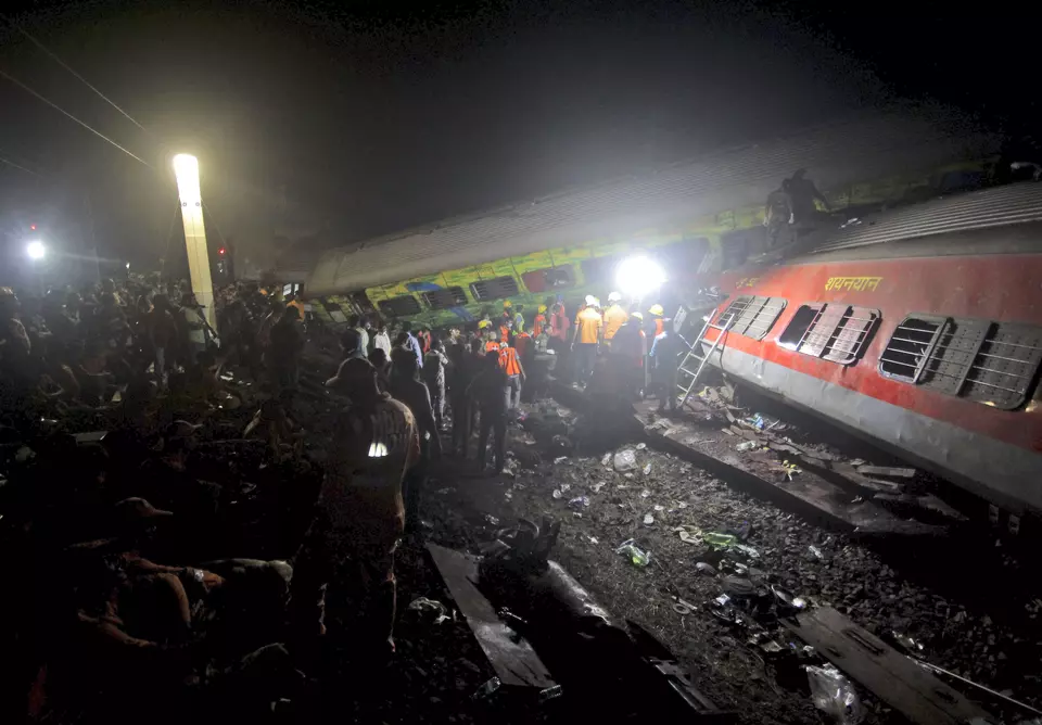 Kereta api yang mengalami kecelakaan di Distrik Balasore, Odisha, India, Sabtu, 3 Juni 2023. Sedikitnya 200 orang meninggal akibat kecelakaan tersebut.