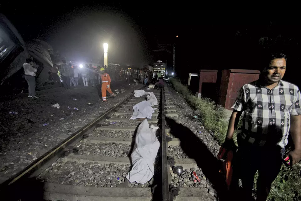 Korban meninggal akibat kecelakaan kereta api di Distrik Balasore, Odisha, India, Sabtu, 3 Juni 2023. Sedikitnya 200 orang meninggal akibat kecelakaan tersebut.