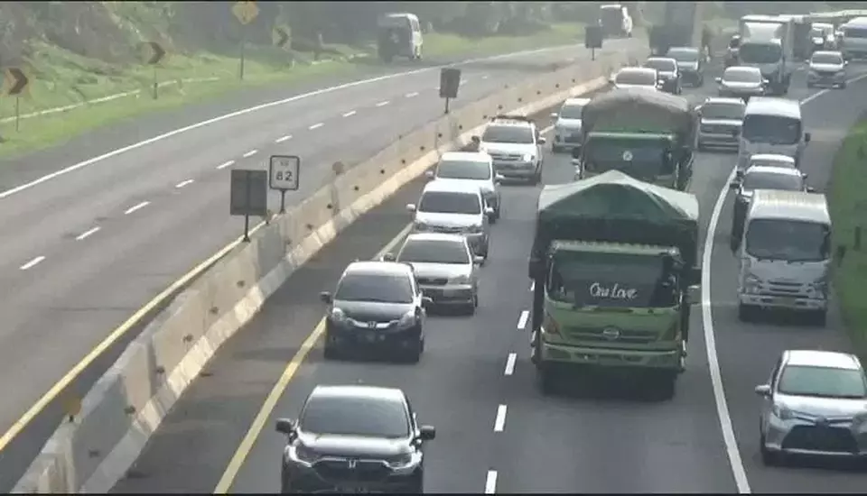 Tol Cipularang di Km 82 di wilayah Jatiluhur, Purwakarta, Jawa Barat, terpantau padat, Sabtu 3 Juni 2023.