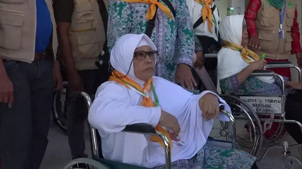 Calon jemaah haji lanjut usia (lansia) asal Maluku Utara yang menggunakan kursi roda, mulai diberangkatkan dari Asrama Haji Ternate, Sabtu, 3 Juni 2023. 