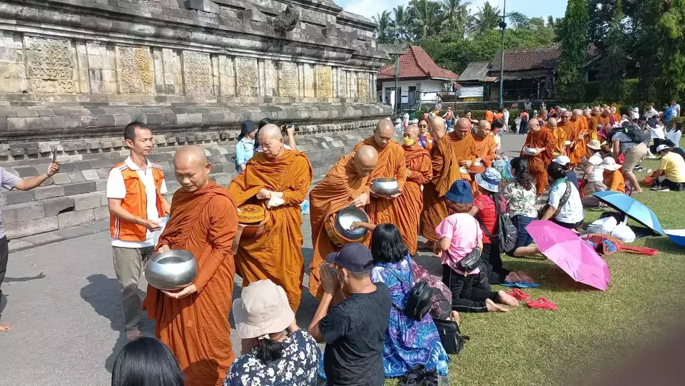 Para biksu dan umat Buddha menjalani ritual pindapata di Candi Mendut menjelang Hari Raya Waisak 2567BE, Sabtu, 3 Juni 2023.
