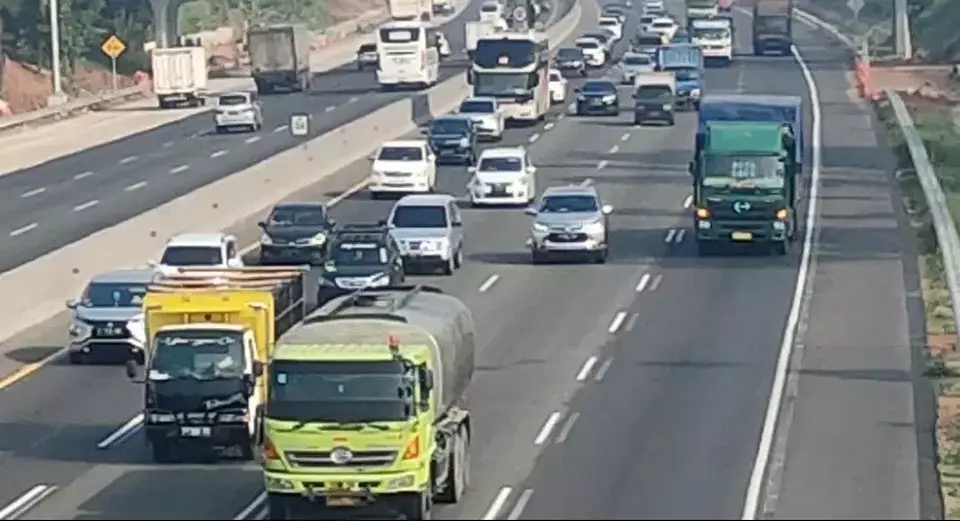 Kondisi Tol Cikampek, dari arah Jakarta ke Bandung maupun Jawa Tengah, Sabtu (3/6/2023) pagi, terpantau padat.