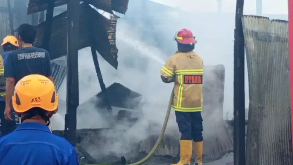 Petugas berupaya memadamkan kebakaran yang melanda dua rumah di Kota Balikpapan, Kalimantan Timur (Kaltim), Sabtu, 3 Juni 2023 pagi. 