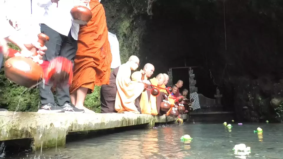 Ratusan biksu melakukan ritual pengambilan air suci di mata air Umbul Jumprit, Desa Tegalrejo, Kecamatan Ngadirejo, Kabupaten Temanggung, Sabtu, 3 Juni 2023. 