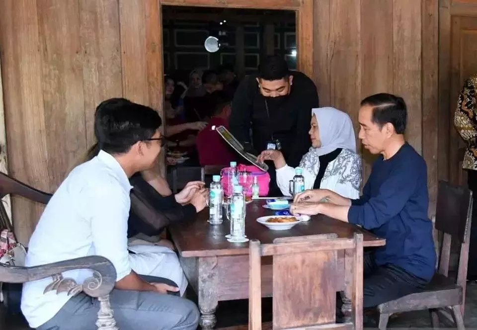 Presiden Jokowi dan Ibu Iriana mengunjungi Warung Kopi Klotok di Jalan Kaliurang, Kabupaten Sleman, Daerah Istimewa Yogyakarta, Sabtu 3 Juni 2023. 