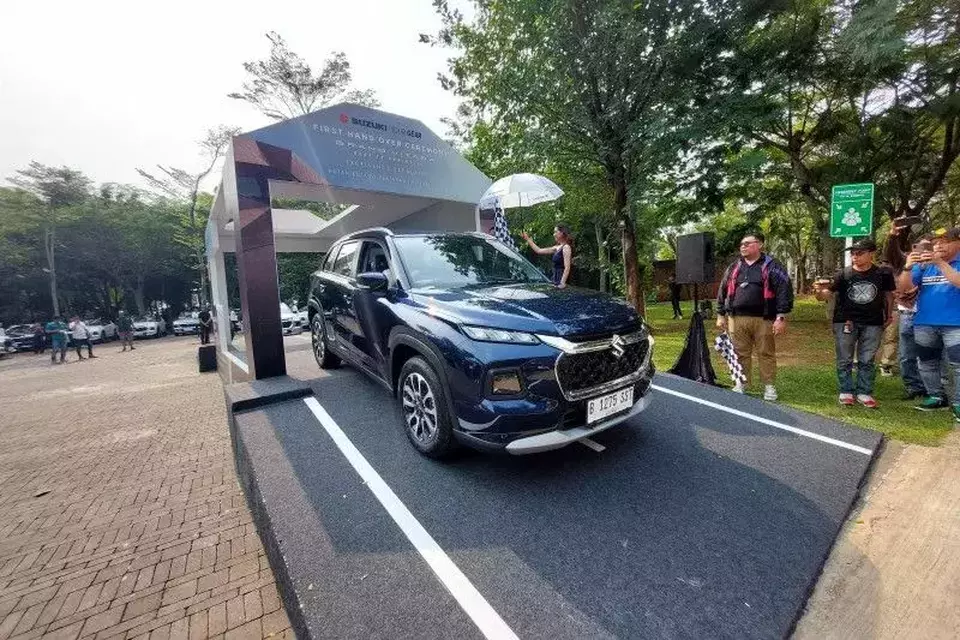 PT Suzuki Indomobil Sales (SIS) melakukan serah terima sebanyak 26 unit perdana Suzuki Grand Vitara kepada konsumen, di Jakarta, Sabtu, 3 Juni 2023.