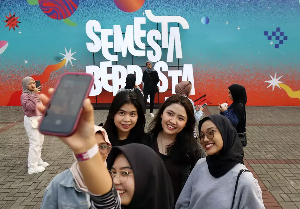 Pengunjung berswafoto di hari pertama event musik “Semesta Berpesta” di plaza Ice BSD, Tangerang, Sabtu 3 Juni 2023.