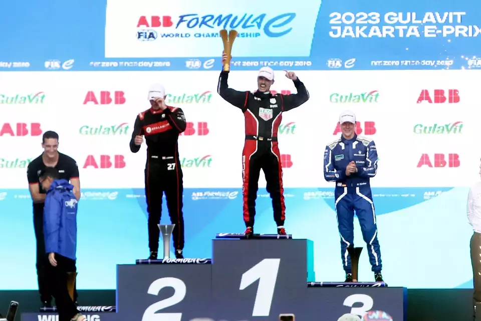 Pembalap Tag Heuer Porsche, Pascal Wehrlein, keluar sebagai pemenang seri balapan 10 Formula E, di AGI Jakarta International Eprix Circuit, Ancol, Jakarta Utara, Sabtu (3/6/2023).
