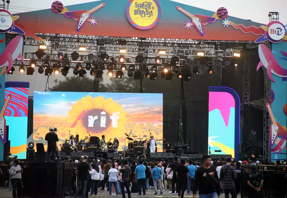 Grup band rock asal Bandung “/rif” tampil sebagai band pembuka di hari pertama gelaran “Semesta Berpesta” di plaza Ice BSD, Tangerang, Sabtu 3 Juni 2023.
