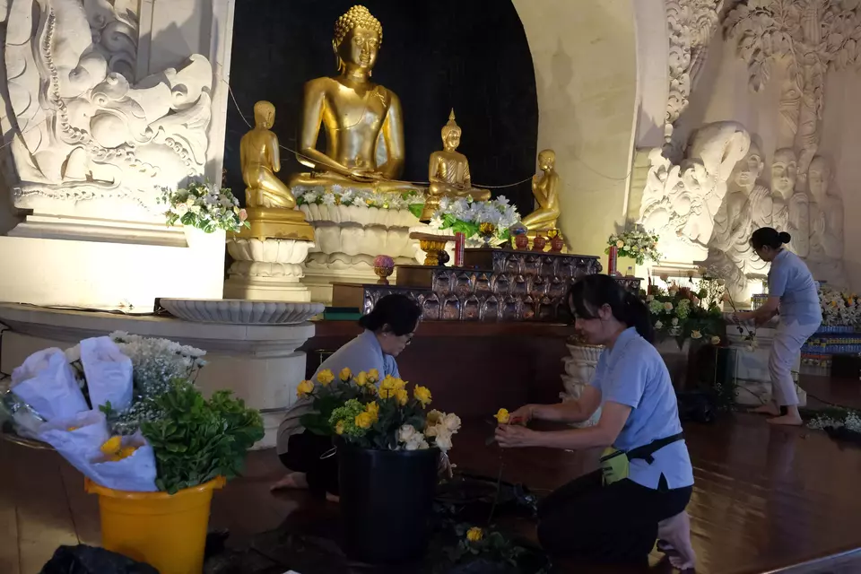 Umat Buddha menghias altar persembahyangan saat persiapan menyambut Hari Raya Waisak di Vihara Buddha Sakyamuni, Denpasar, Bali, Sabtu, 3 Juni 2023.
