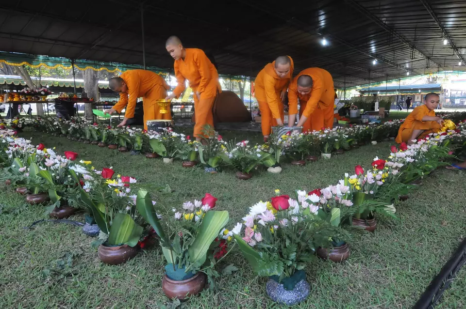 Sejumlah samaneri menyiram bunga saat persiapan Waisak di Candi Sewu, Klaten, Jawa Tengah, Sabtu, 3 Juni 2023.