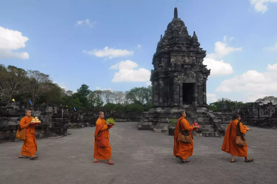 Sejumlah samaneri membawa bunga dan sesaji buah untuk dibawa kedalam candi saat persiapan Waisak di Candi Sewu, Klaten, Jawa Tengah, Sabtu, 3 Juni 2023.
