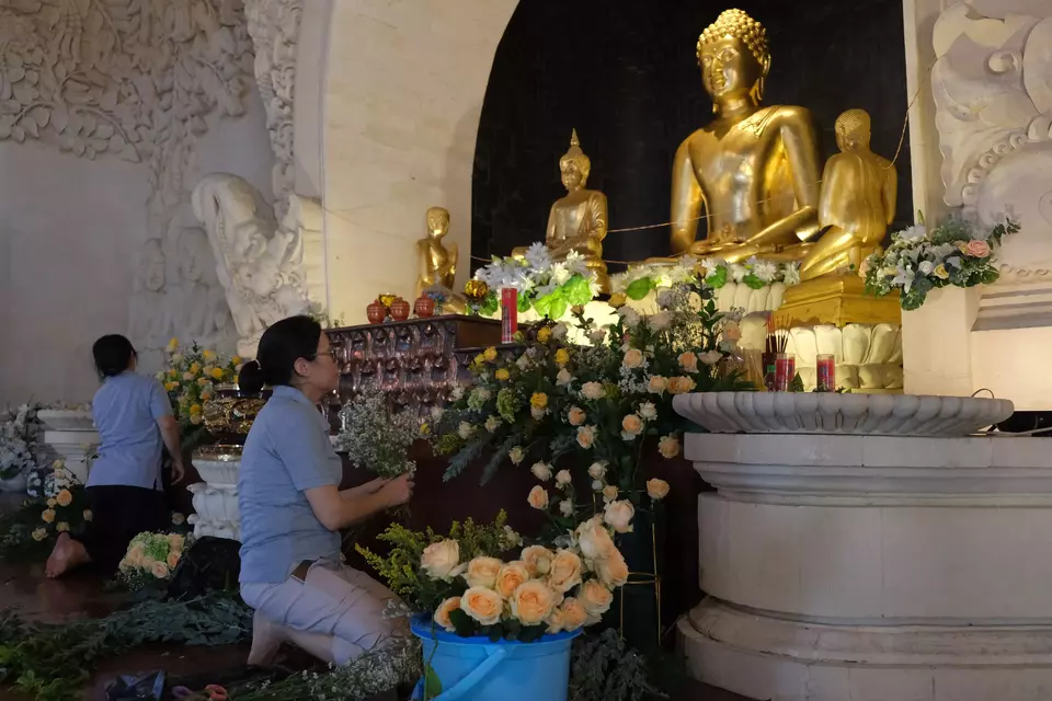 Umat Buddha menghias altar persembahyangan saat persiapan menyambut Hari Raya Waisak di Vihara Buddha Sakyamuni, Denpasar, Bali, Sabtu, 3 Juni 2023.