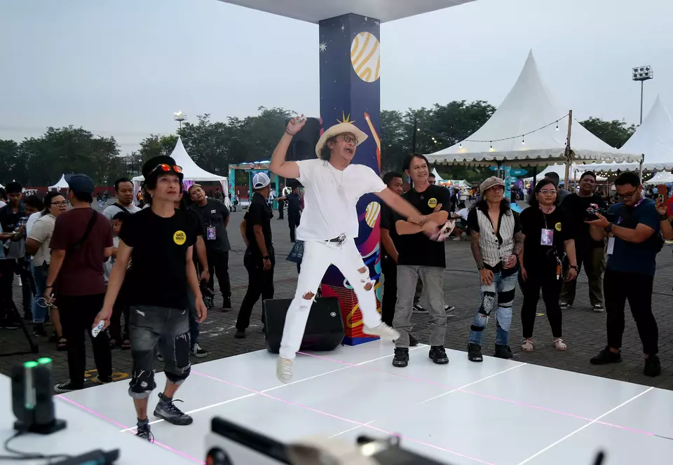 Personel band asal Bandung “/rif’, Maggi, Andi, dann Jikun mencoba permainan virtual sport di both BTV dalam gelaran musik “Semesta Berpesta” di Plaza Ice BSD, Tangerang, Sabtu 3 Juni 2023.
