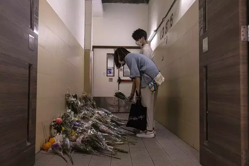 Warga Hong Kong meletakan bunga di tempat kejadian pembunuhan di sebuah pusat perbelanjaan, Sabtu, 3 Juni 2023.