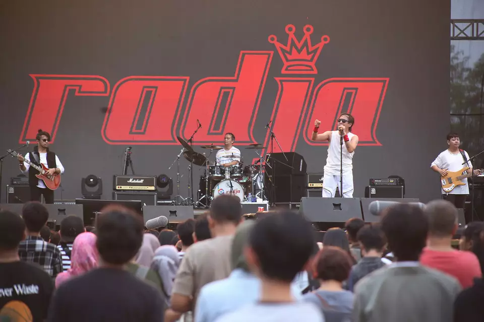 Grup band “Radja” dengan vokalisnya ian Kasela tampil menghibur penonton di hari pertama gelaran “Semesta Berpesta” di plaza Ice BSD, Tangerang, Sabtu 3 Juni 2023.
