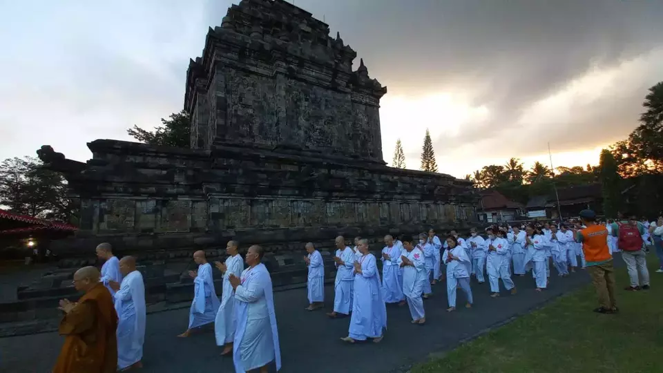 Para Biksu Sangha dan umat Buddha menggelar ritual pradaksina mengelilingi Candi Mendut di Magelang, Jateng, Sabtu 3 Juni 2023.
