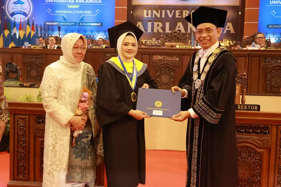 Menteri Sosial Tri Rismaharini bersama putrinya saat acara wisuda pascasarjana Universiats Airlangga, Sabtu, 3 Juni 2023.