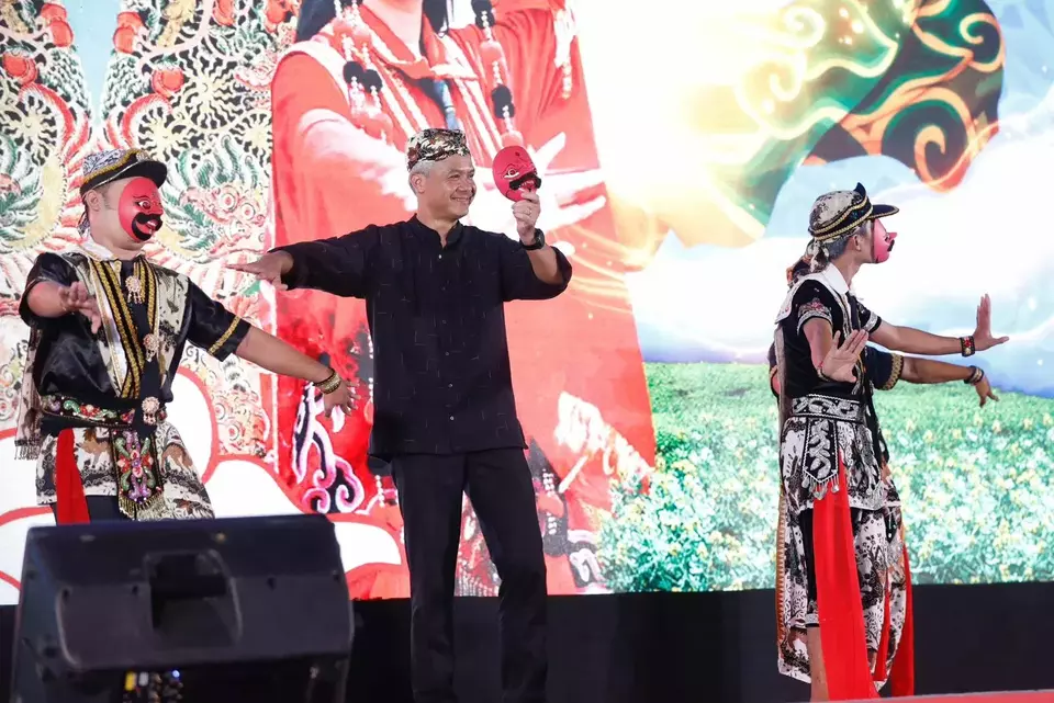 Ganjar Pranowo ikut menari topeng, salah satu kesenian khas Cirebon.