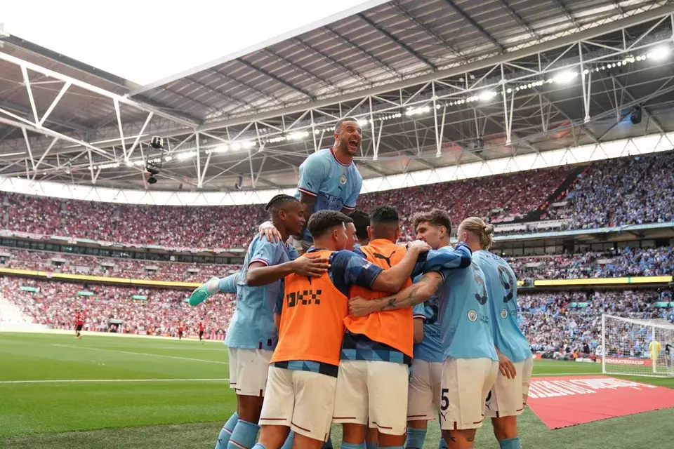 Ilkay Gundogan bersama rekan-rekannya dari Manchester City merayakan gol yang dicetaknya ke gawang Manchester United di final Piala FA di Stadion Wembley di London, Sabtu, 3 Juni 2023.
