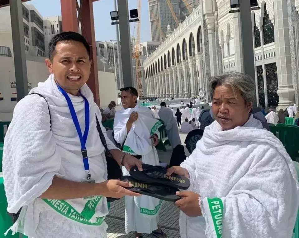 Tim Penanganan Krisis dan Pertolongan Pertama pada Jemaah Haji (PKP3JH) menggalakkan gerakan siaga sandal dan alas kaki.