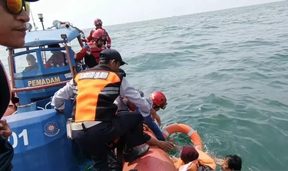 Petugas gabungan menyelamatkan penumpang KM Ali Baba di perairan Pulau Bokor, Kepulauan Seribu, Jakarta, Sabtu 3 Juni 2023. 