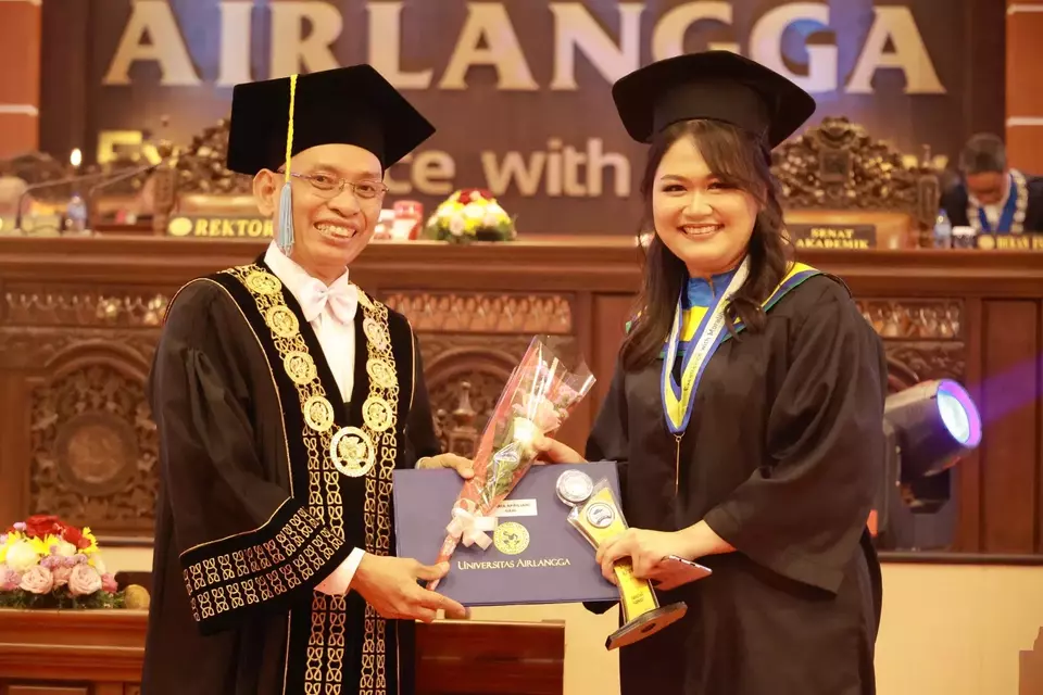 Maria Apriliani Gani resmi menyandang gelar doktor termuda Ilmu Farmasi di Universitas Airlangga (Unair) Surabaya.