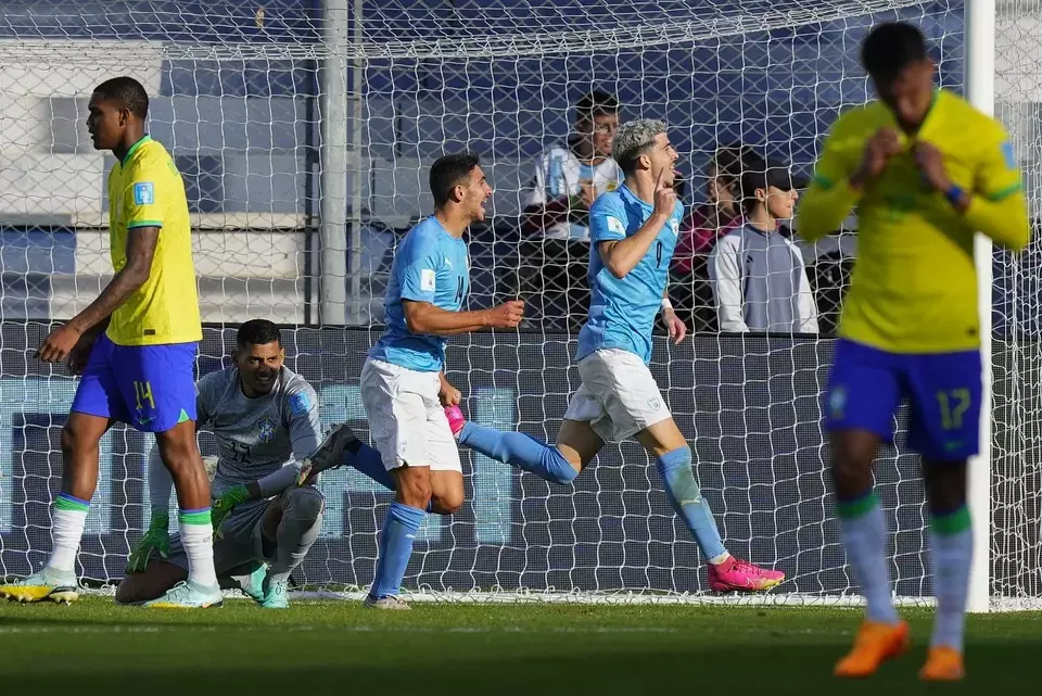 Pemain Israel Dor Turgeman (kanan) merayakan gol ke gawang Brasil dalam perempat final Piala Dunia U-20.