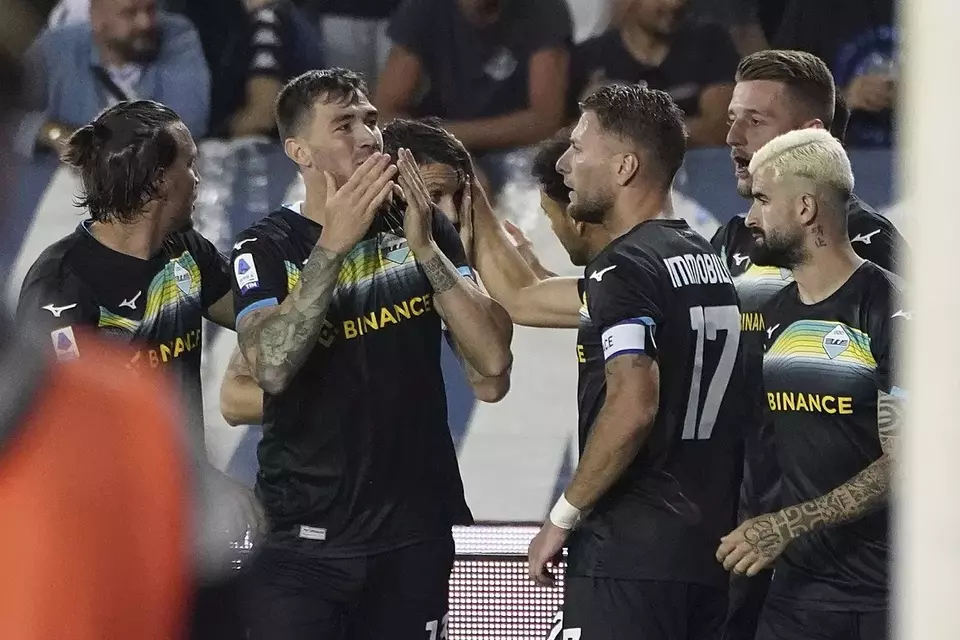 Pemain Lazio, Alessio Romagnoli (Kedua kiri) merayakan gol ke gawang Empoli.